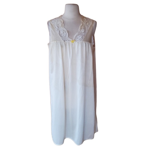 Vintage Pale Yellow with Lace‎ Trim Nightgown - Picture 1 of 5